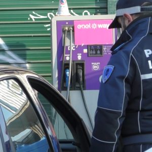 Alla guida con la patente falsa, denunciato dalla polizia locale