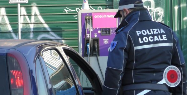 Alla guida con la patente falsa, denunciato dalla polizia locale