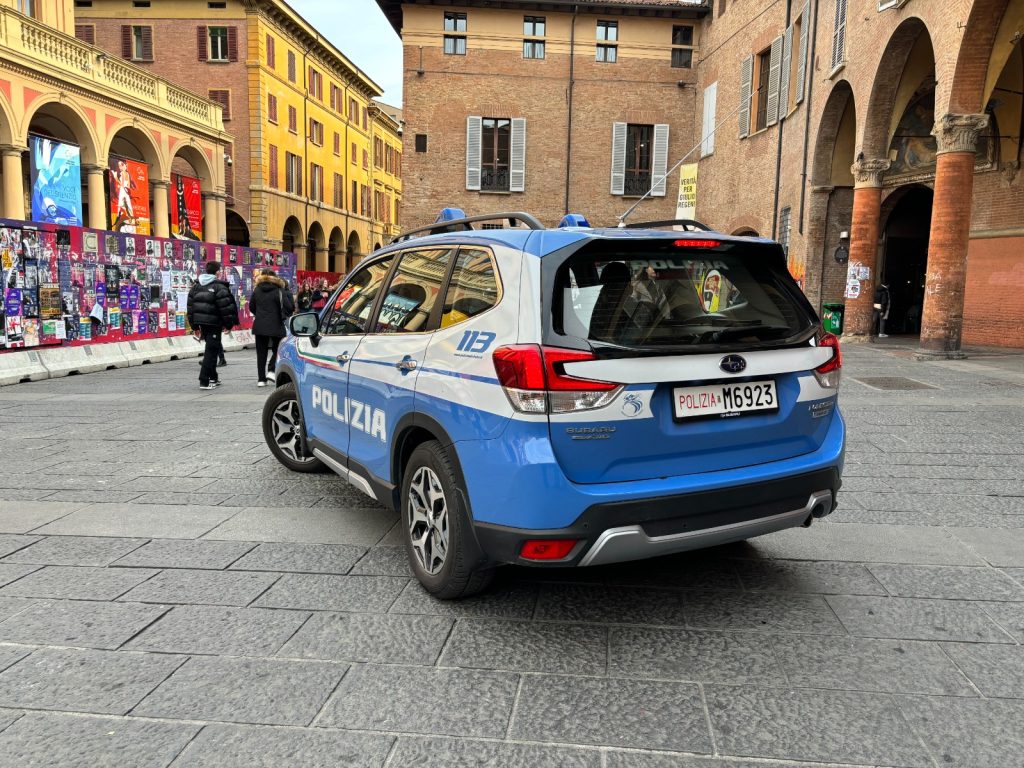 Offrono hascisc a poliziotti in borghese, due spacciatori arrestati in Piazza Verdi