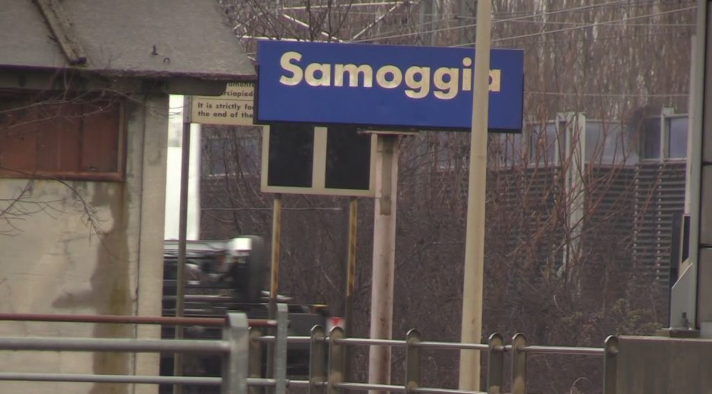 Urtato da un treno mentre attraversa i binari, ferite lievi per un 35enne