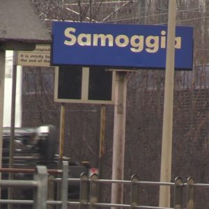 Urtato da un treno mentre attraversa i binari, ferite lievi per un 35enne