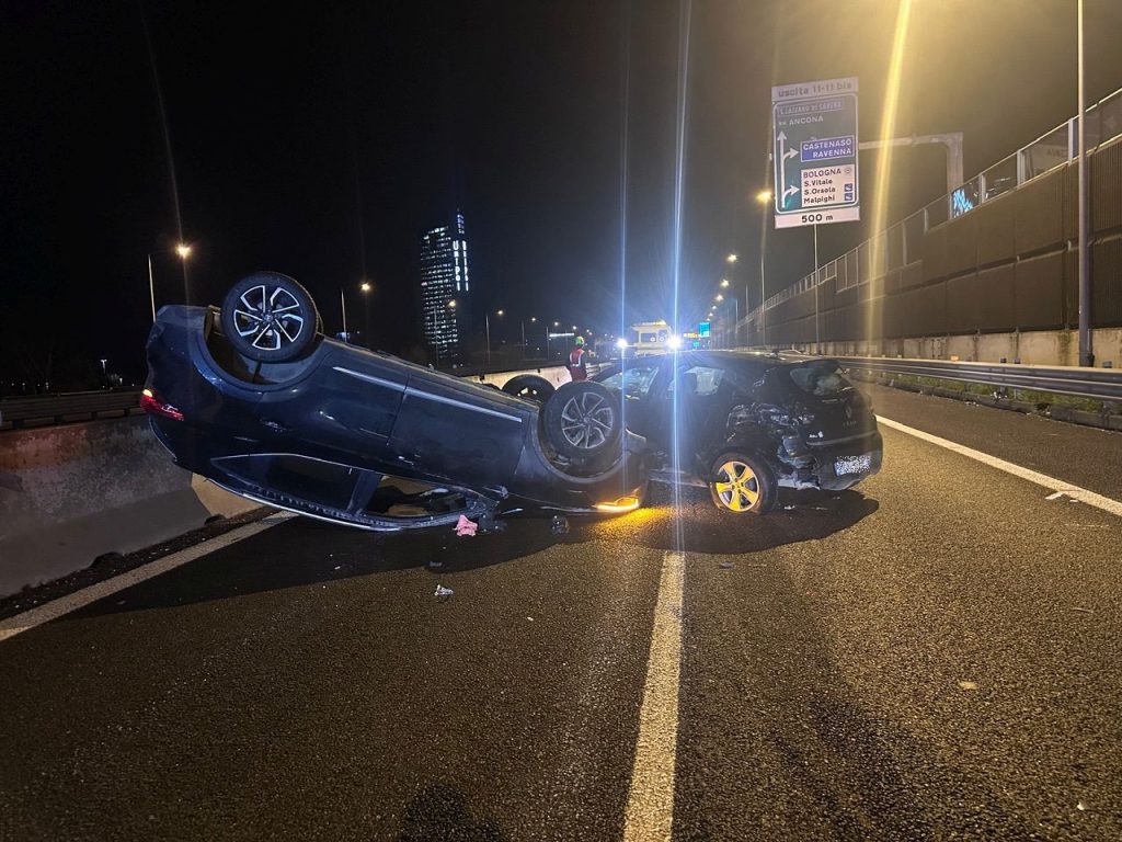 Auto si ribalta dopo uno scontro in tangenziale, 4 feriti