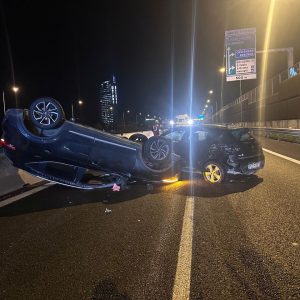 Auto si ribalta dopo uno scontro in tangenziale, 4 feriti