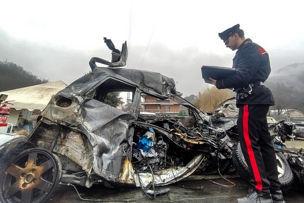 Frontale sulla Porrettana, uomo muore carbonizzato