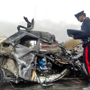 Frontale sulla Porrettana, uomo muore carbonizzato