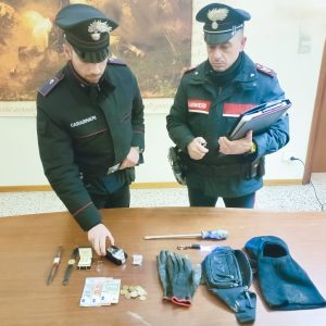 Furto in casa: proprietario rientra e ferma uno dei ladri