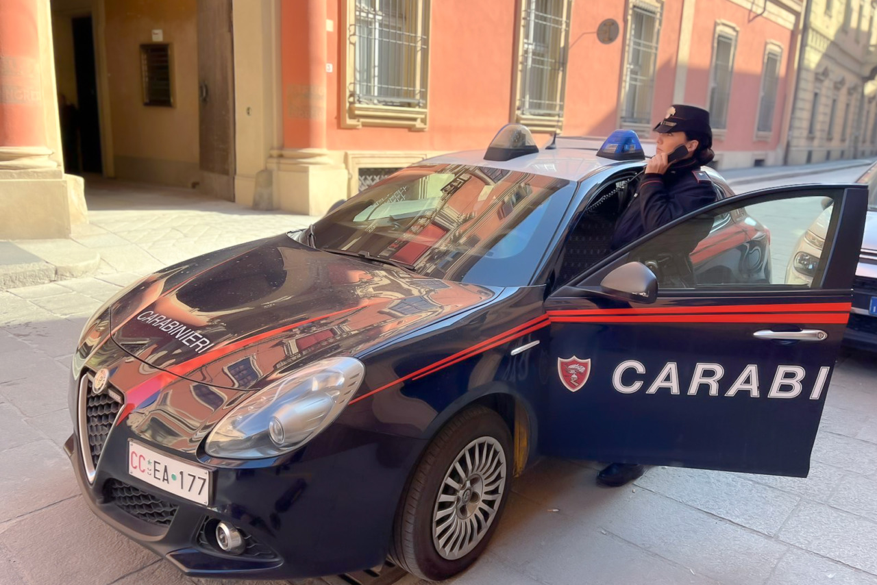 Rapina in via Barberia: barista aggredito con spray urticante e derubato