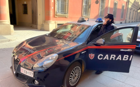 Rapina in via Barberia: barista aggredito con spray urticante e derubato