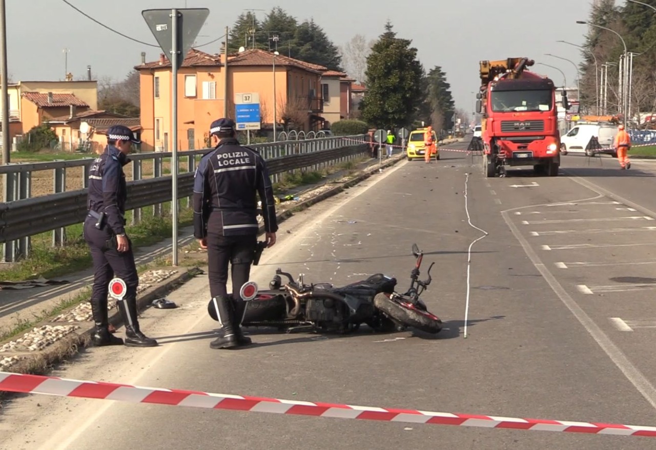 Incidente mortale al Bargellino sulla Persicetana, perde la vita un motocilista