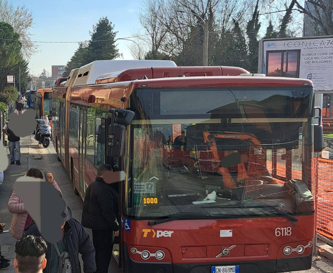 Bus in panne nel budello del cantiere. Circolazione paralizzata di domenica pomeriggio