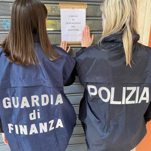 Vende orologi di lusso usati senza licenza, chiuso un compro-oro in via San Vitale