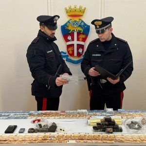 L’hascisc correva in monopattino: 2,5 kg sequestrati a un 24enne