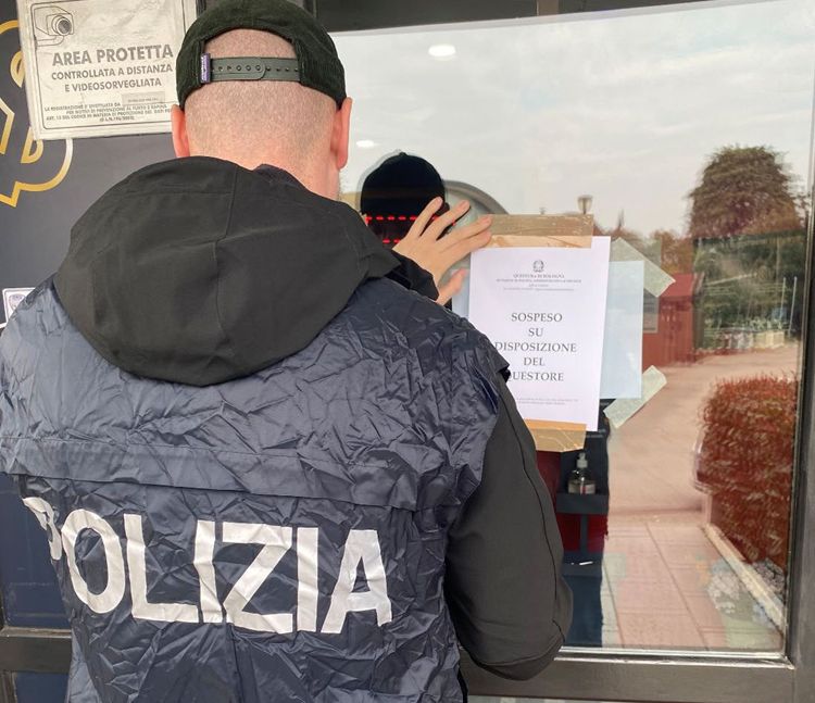 Sala slot a Castenaso faceva giocare fuori orario, licenza sospesa per 7 giorni