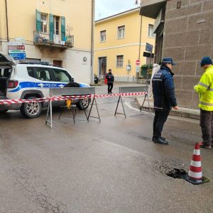 Voragine in strada, a Sasso Marconi chiusa via Porrettana tra via Helston e via Castello
