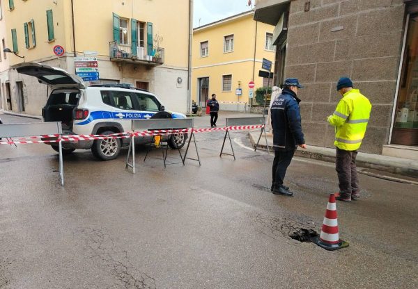 Voragine in strada, a Sasso Marconi chiusa via Porrettana tra via Helston e via Castello