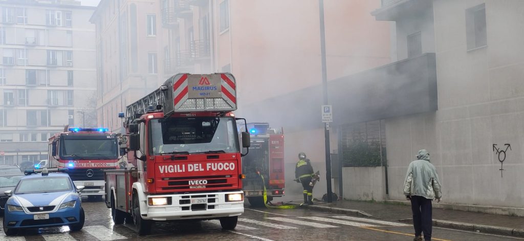 Incendio in via del Rondone a Bologna, nessun ferito