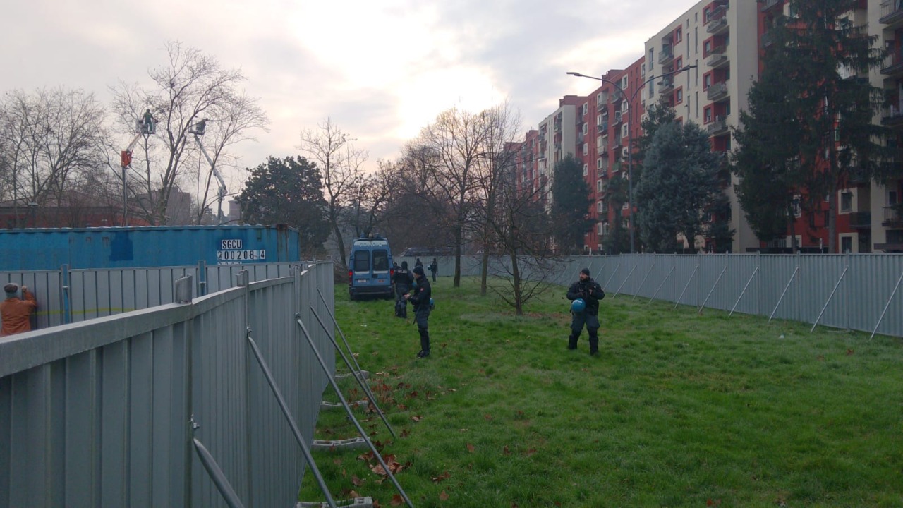 Taglio degli alberi al Pilastro: molta tensione e un attivista fermato