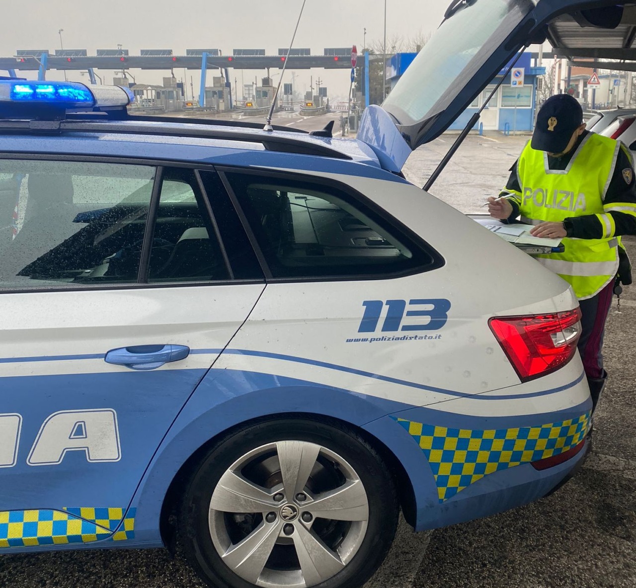 Scappano dalla polizia in A1 e abbandonano un suv: a bordo diamanti e attrezzi da scasso