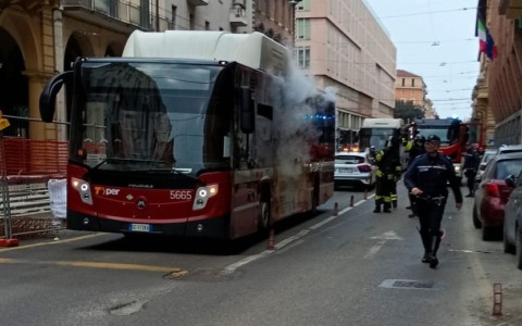 Vapore da un bus in via dei Mille, nessun incendio ma strada chiusa per un’ora