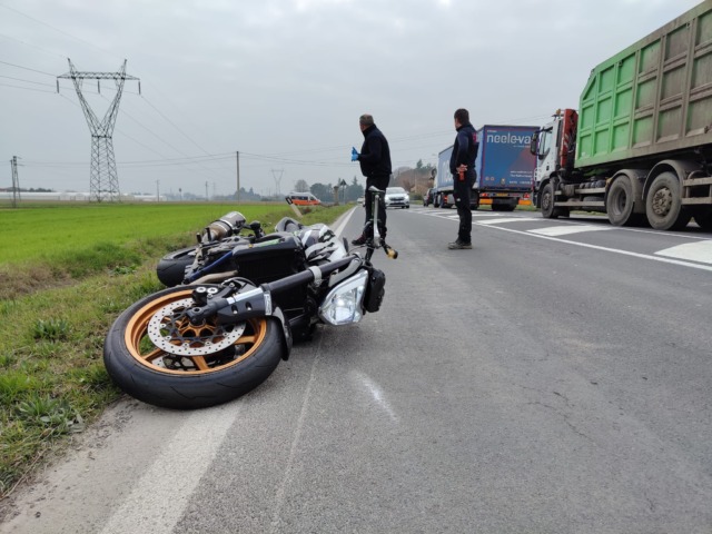 Perde il controllo della moto: 36enne morto in strada a Castenaso