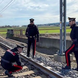 Metteva pietre sui binari, ventenne arrestato nel Bolognese