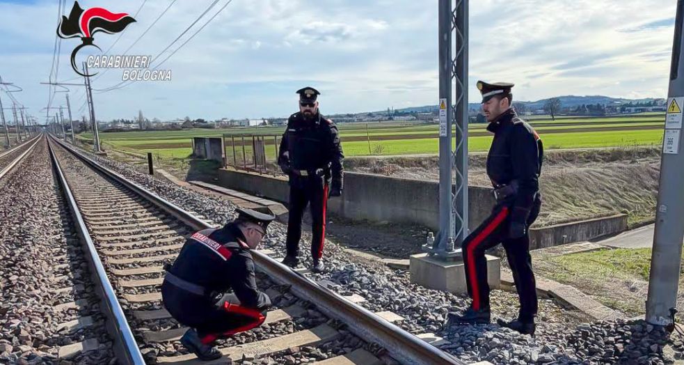 Metteva pietre sui binari, ventenne arrestato nel Bolognese