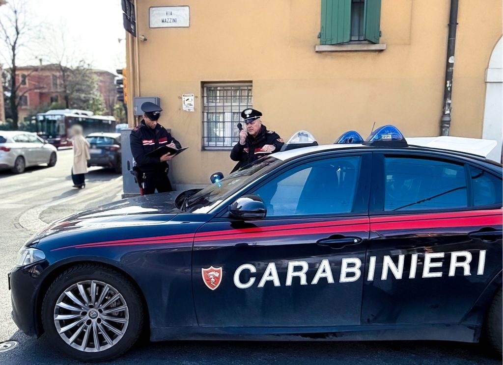 Insegue ladro in fuga, barista presa a pugni