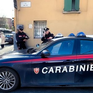 Insegue ladro in fuga, barista presa a pugni