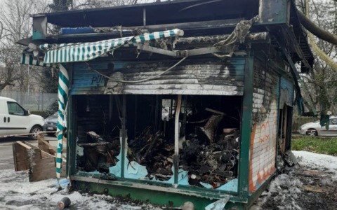 Corto circuito manda in fiamme il chiosco di fiori di via Dagnini