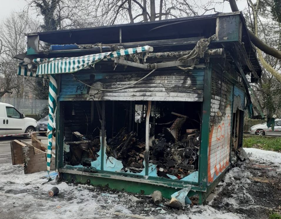 Corto circuito manda in fiamme il chiosco di fiori di via Dagnini