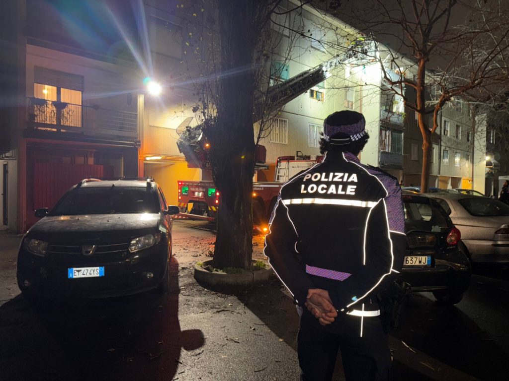 Chiusa in casa da giorni, polizia locale e i vigili del fuoco salvano una anziana