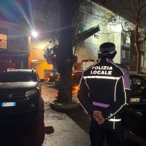 Chiusa in casa da giorni, polizia locale e i vigili del fuoco salvano una anziana