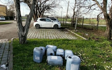 Abbandona rifiuti pericolosi, la polizia locale denuncia un 20enne