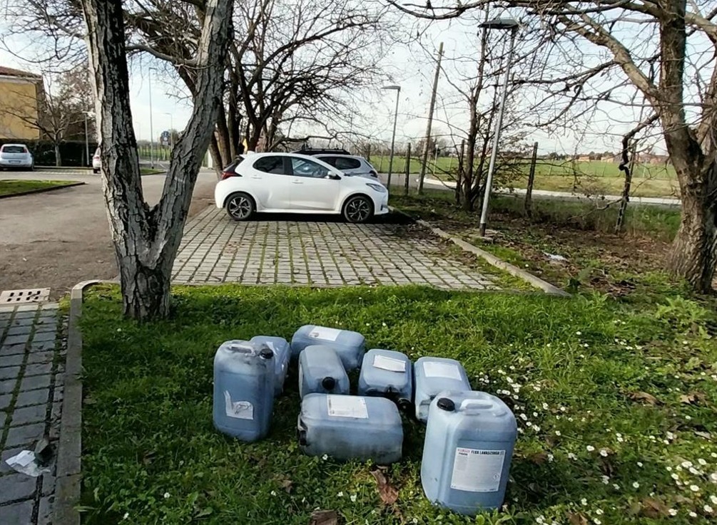 Abbandona rifiuti pericolosi, la polizia locale denuncia un 20enne