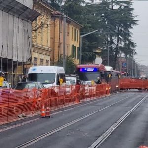 Bus fermo lungo il cantiere del tram. Traffico in tilt in Santa Viola