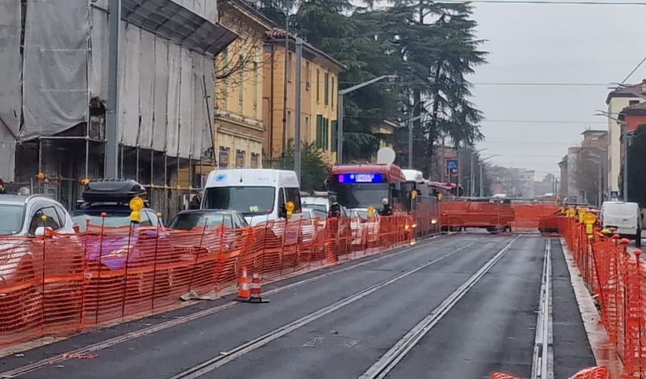 Bus fermo lungo il cantiere del tram. Traffico in tilt in Santa Viola