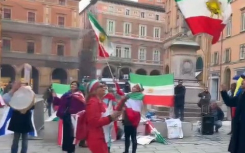 A Bologna un gruppo di attivisti iraniani festeggia l’attacco di Usa e Israele