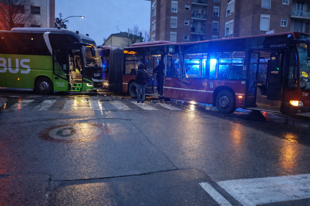 Schianto fra Flixbus e bus Tper in via Stalingrado, 7 feriti