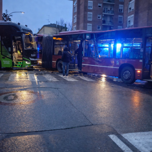 Schianto fra Flixbus e bus Tper in via Stalingrado, 7 feriti