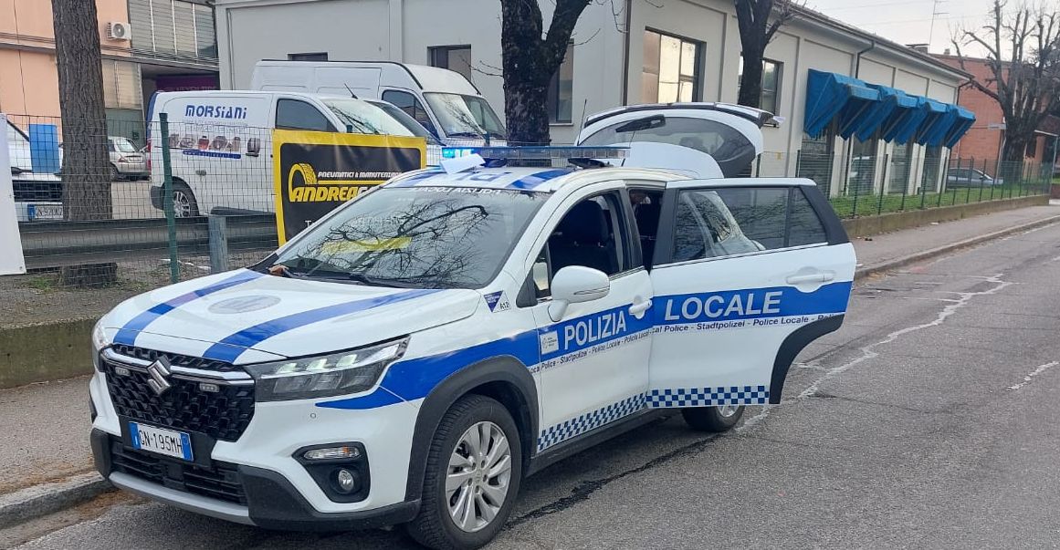 Ciclista di 84 anni investito da un’auto, è grave