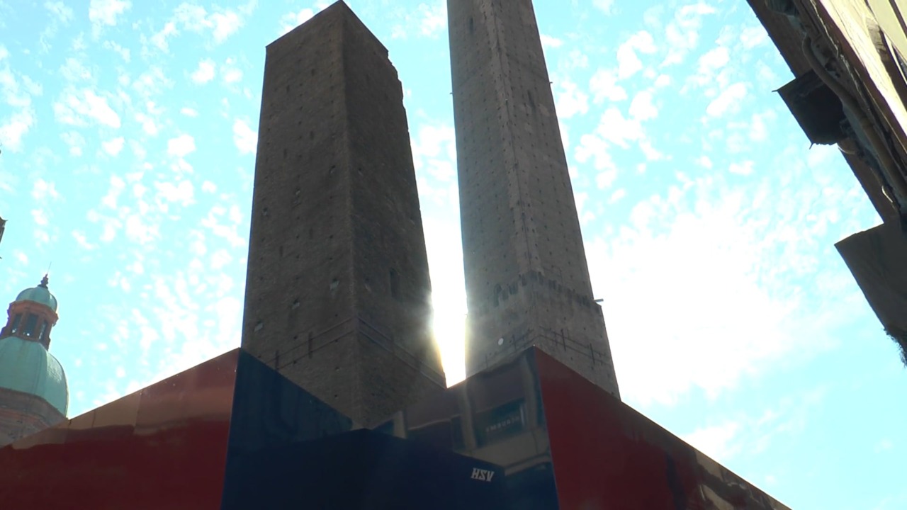 Garisenda, fine lavori 2028. Associazioni di categoria preoccupate