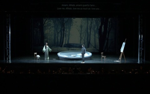 La prima de La Traviata tra stupore e applausi