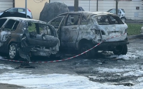 La polizia ha identificato l’autore che ha dato fuoco a auto e moto
