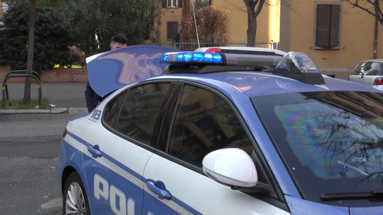 Truffa al telefono: donna consegna a finti agenti di polizia 300mila euro
