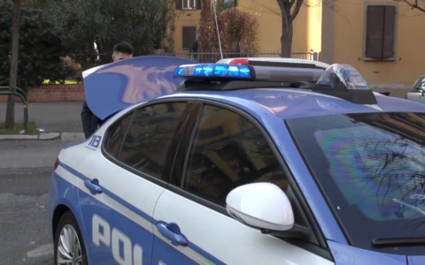 Truffa al telefono: donna consegna a finti agenti di polizia 300mila euro