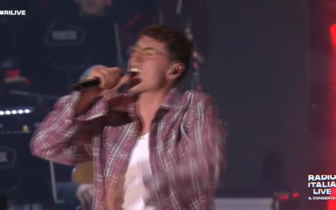 Stasera debutta sul palco di Sanremo anche Tredici Pietro, il figlio di Gianni Morandi