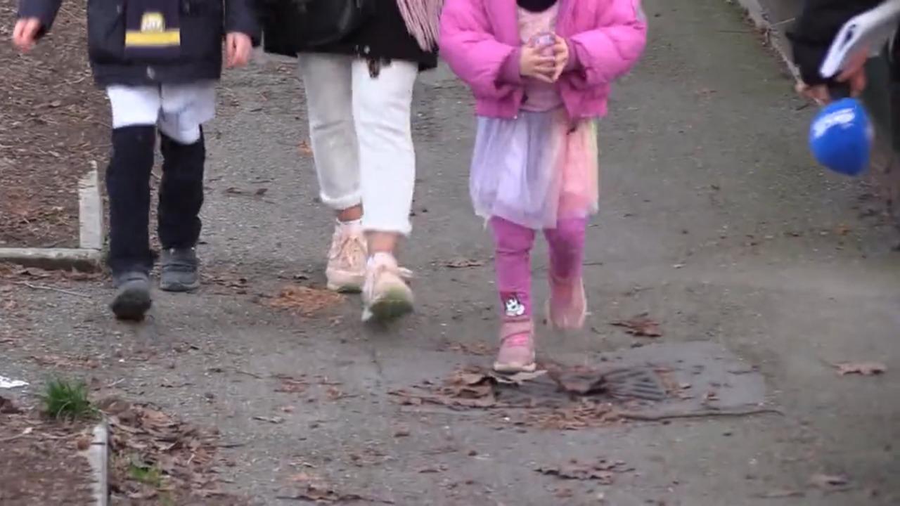 Clochard dorme in una scuola, genitori preoccupati