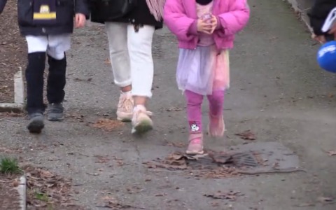 Clochard dorme in una scuola, genitori preoccupati