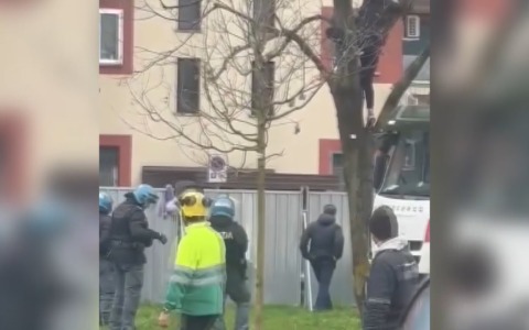 Museo “Futura” al Pilastro, gli attivisti hanno occupato il cantiere