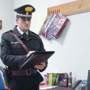 Riceve una intimazione di sfratto e minaccia di usare una pistola